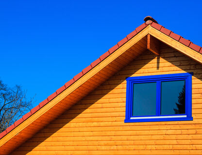 Podbitka drewniana dachowa – co warto o niej wiedzieć?