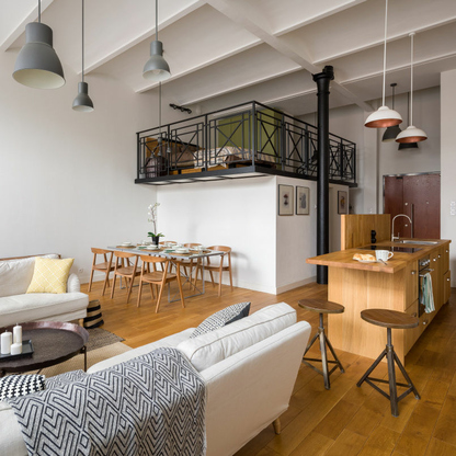 Beżowy salon z drewnianymi akcentami
