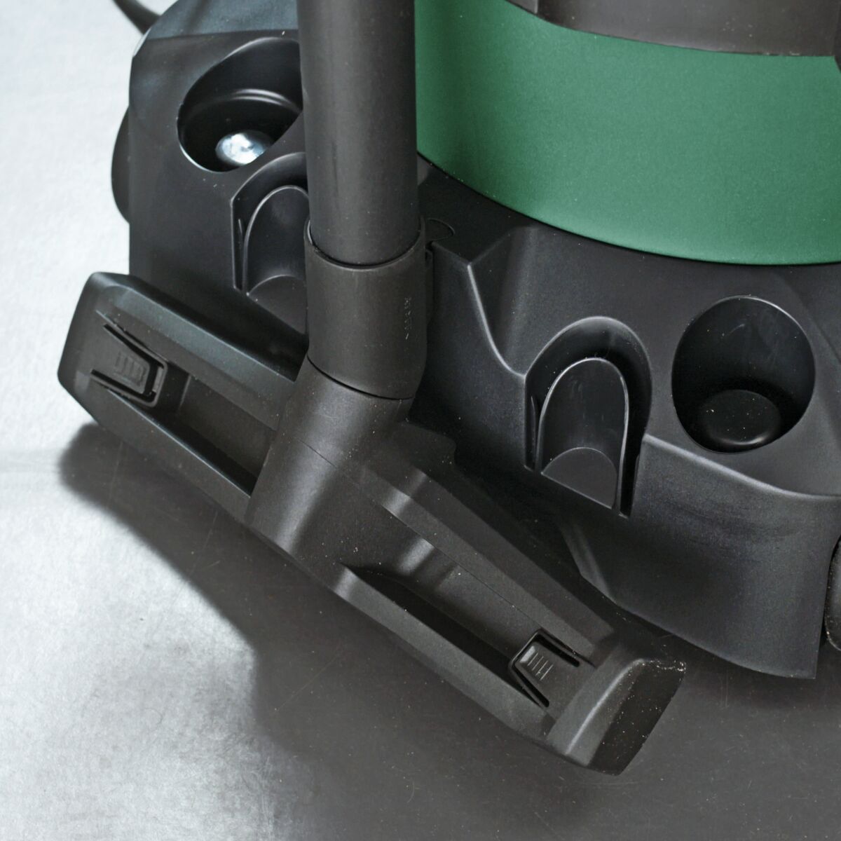 Odkurzacz przemysłowy Bosch UNIVERSALVAC 15 l 1000W w atrakcyjnej cenie w sklepach Leroy Merlin