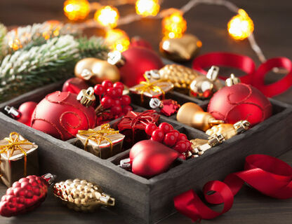 Jak bezpiecznie przechowywać świąteczne ozdoby, by cieszyć się nimi za rok?