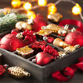 Jak bezpiecznie przechowywać świąteczne ozdoby, by cieszyć się nimi za rok?