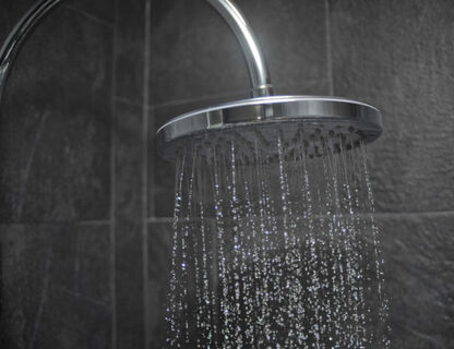 Jak wybrać i zamontować deszczownicę w łazience?